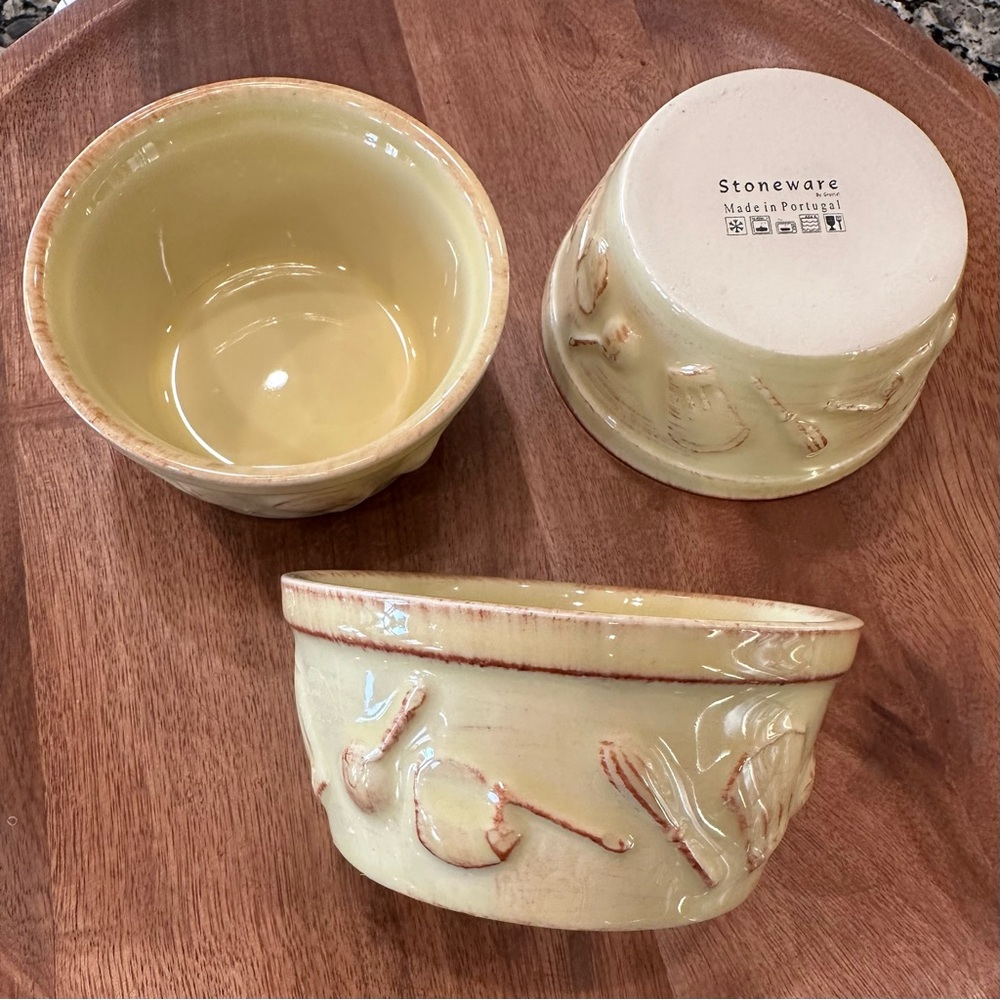 (Set of 3) Grestel Portugal Stoneware SAFFRON
Antiqued Round Ramekin Embossed